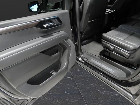 Used 2025 Chevrolet Suburban Z71 AWD/4WD image 22