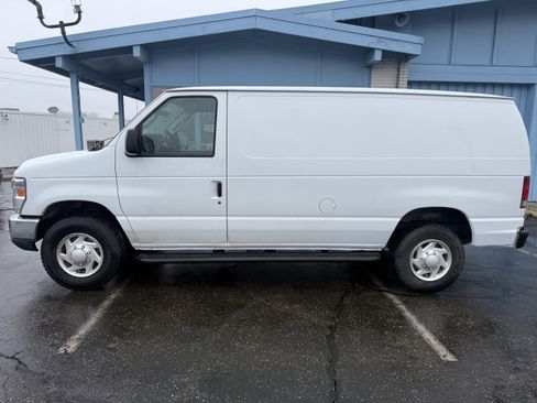 Used 2014 Ford E-250 and Econoline 250 w/ Power Group image 2
