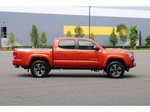 Used 2017 Toyota Tacoma TRD Sport w/ Premium & Technology Package AWD/4WD image 4