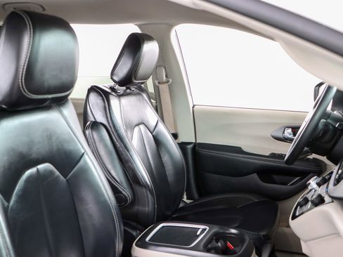 Used 2023 Chrysler Pacifica Touring-L image 27