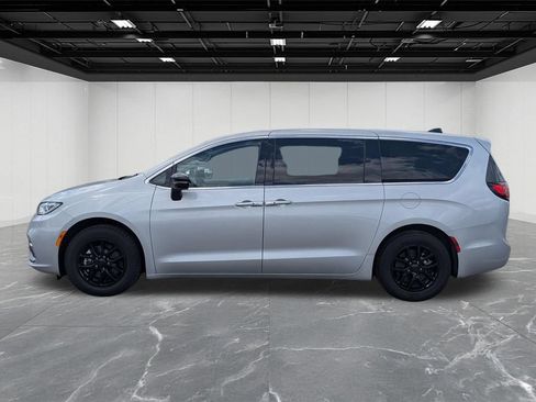 Used 2024 Chrysler Pacifica Touring-L FWD image 2