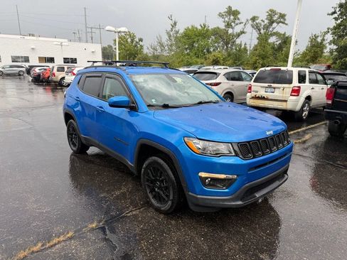Used 2018 Jeep Compass Latitude w/ Popular Equipment Group AWD/4WD image 4