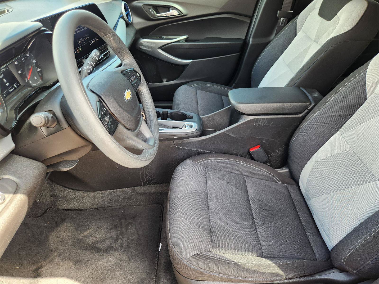 Used 2025 Chevrolet Trax LS FWD image 13