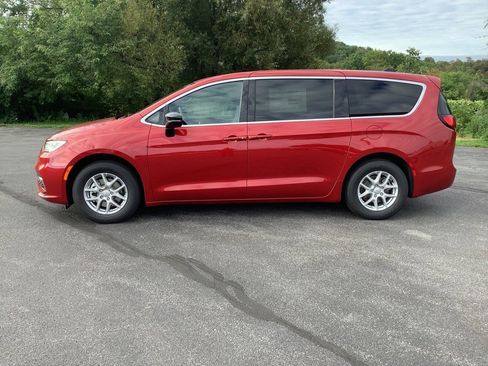 New 2026 Chrysler Pacifica Select image 7