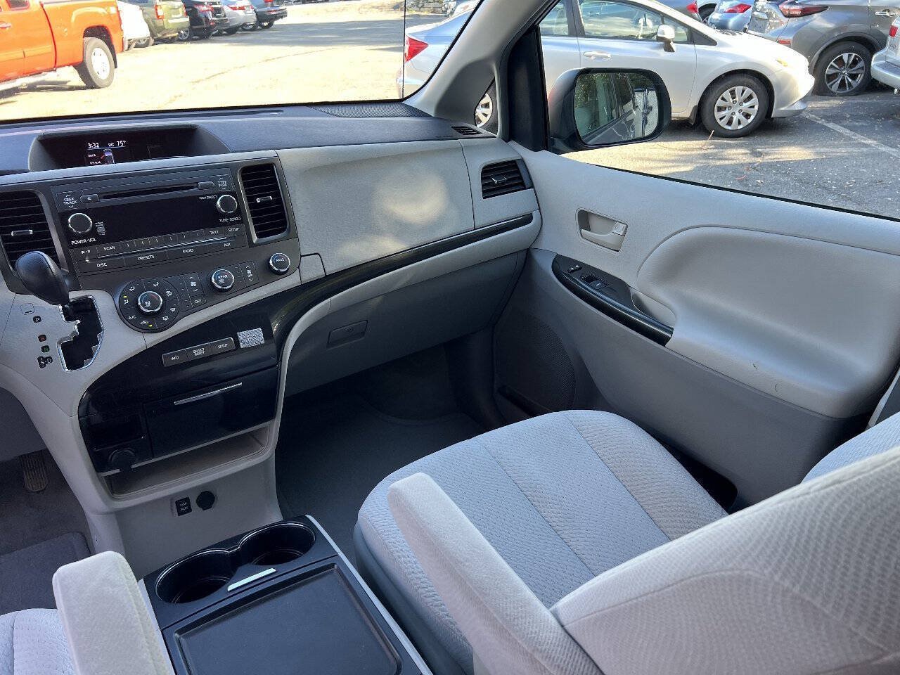 Used 2012 Toyota Sienna LE w/ Towing Pkg AWD/4WD image 16