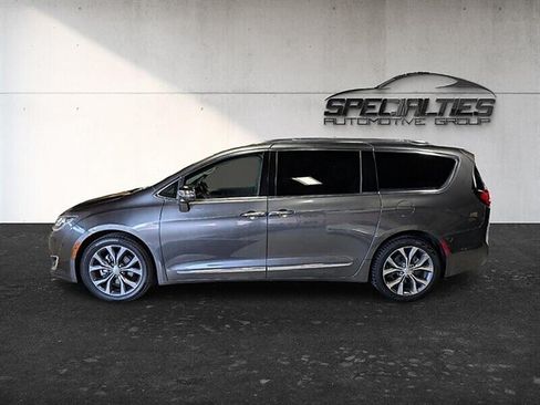 Used 2017 Chrysler Pacifica Limited w/ UConnect Theater Package FWD image 6