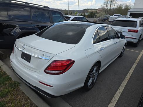 Used 2019 Mercedes-Benz E 300 4MATIC image 2