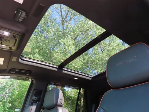 Used 2025 GMC Yukon AT4 AWD/4WD image 5