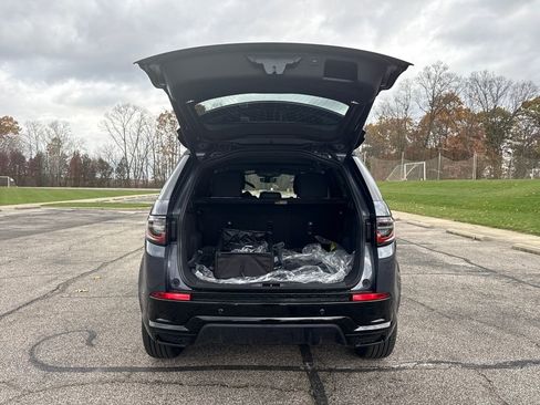 New 2025 Land Rover Discovery Sport Dynamic SE image 8