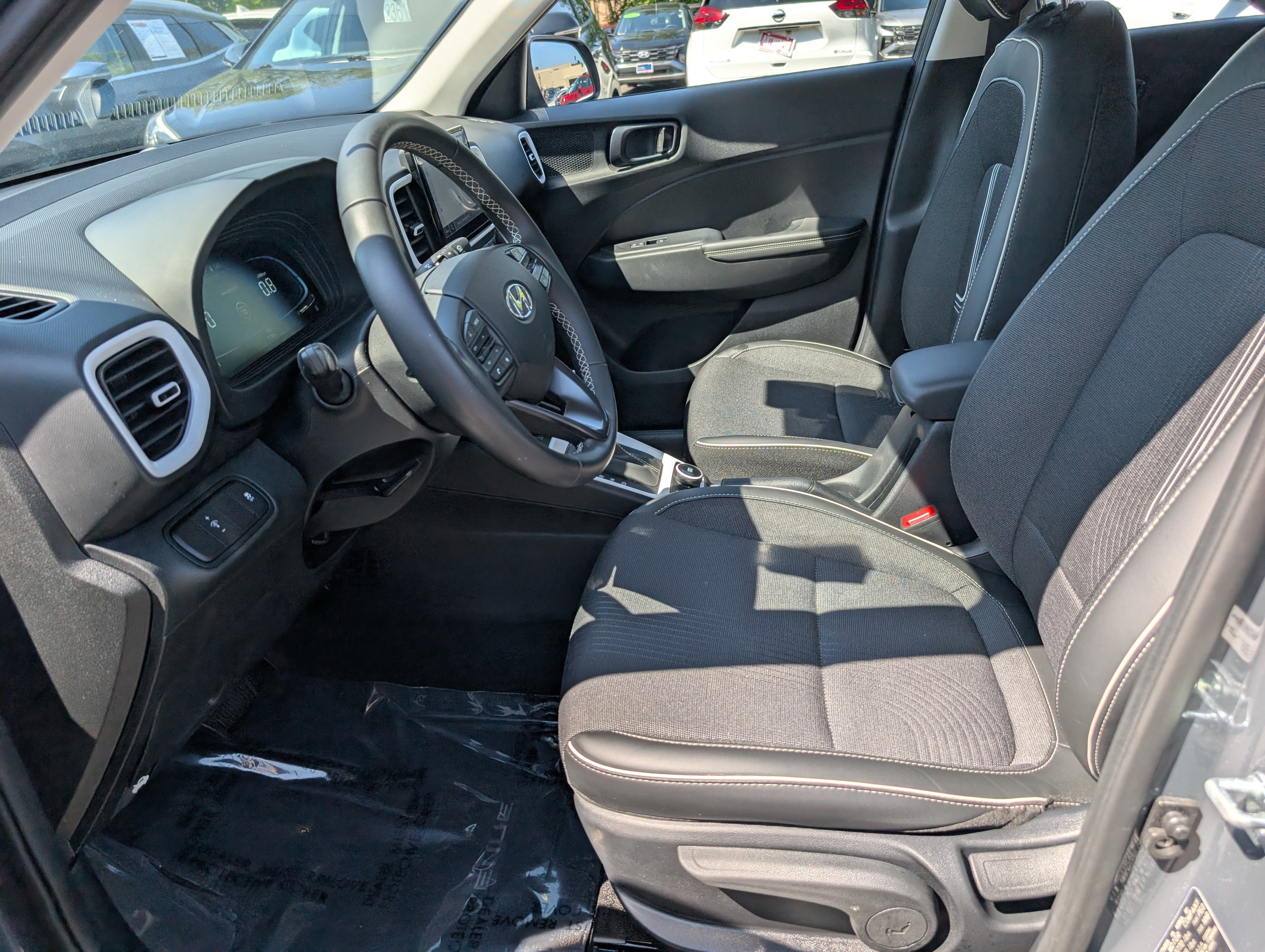 Used 2025 Hyundai Venue Limited FWD image 15