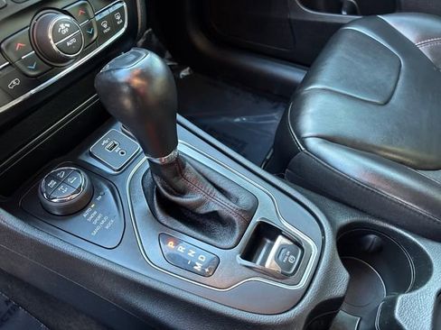 Used 2021 Jeep Cherokee Trailhawk w/ Comfort/Convenience Group image 19