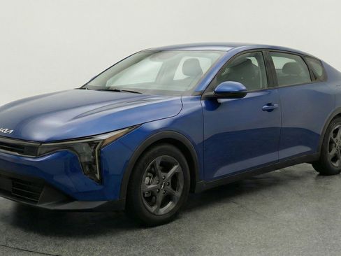 Used 2025 Kia K4 LXS image 3