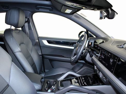 Used 2024 Porsche Cayenne Coupe image 25