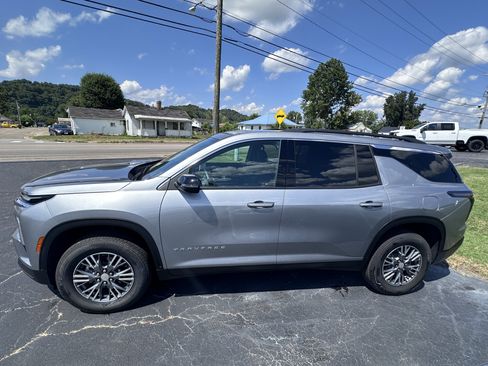 Used 2025 Chevrolet Traverse LT image 5
