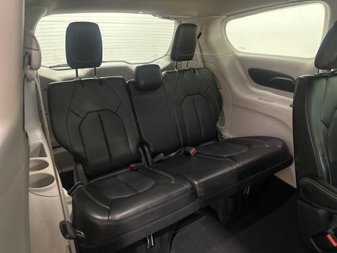 Used 2024 Chrysler Pacifica Touring-L image 11