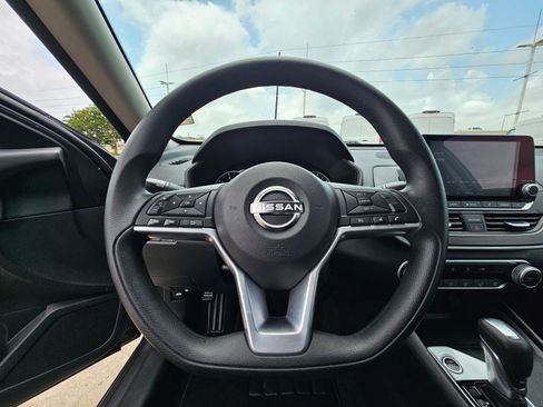 Used 2025 Nissan Altima 2.5 SV FWD image 18