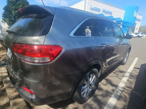 Used 2018 Kia Sorento LX AWD/4WD image 3