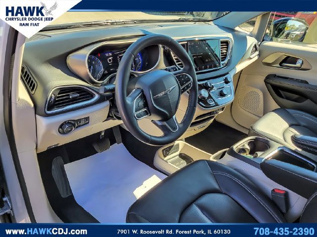 Used 2024 Chrysler Pacifica Touring-L FWD image 9