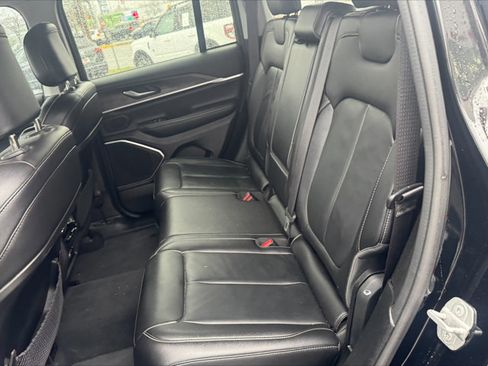 Used 2023 Jeep Grand Cherokee Limited w/ Black Appearance Package image 8