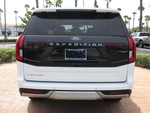 Used 2025 Ford Expedition Platinum w/ Driver's Package AWD/4WD image 3