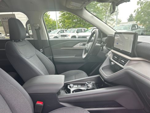 Used 2025 Ford Explorer Active AWD/4WD image 9