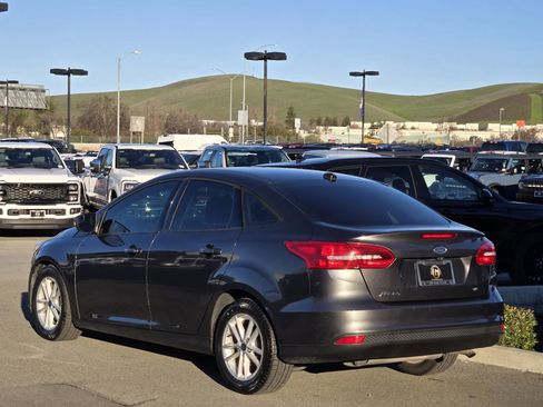 Used 2017 Ford Focus SE image 6