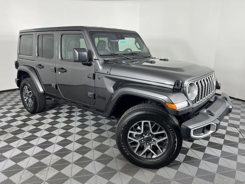 Used 2025 Jeep Wrangler Unlimited Sahara AWD/4WD image 2
