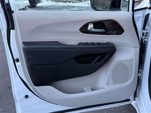 Used 2023 Chrysler Pacifica Limited image 8
