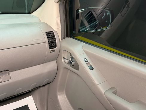 Used 2010 Nissan Frontier SE image 20