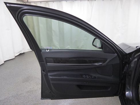 Used 2013 BMW 750Li xDrive image 23