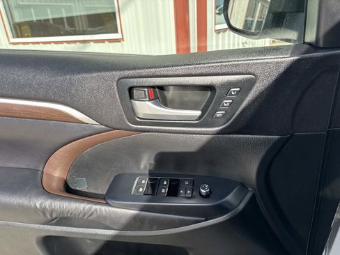 Used 2016 Toyota Highlander Limited image 19
