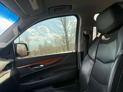 Used 2019 Cadillac Escalade Luxury image 25