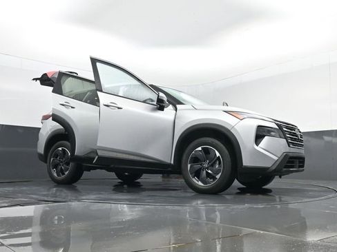 Used 2024 Nissan Rogue SV AWD/4WD image 31