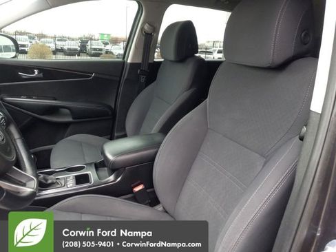 Used 2017 Kia Sorento LX w/ LX Convenience Package image 24