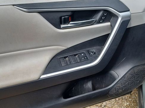 Used 2020 Toyota RAV4 XLE Premium image 5