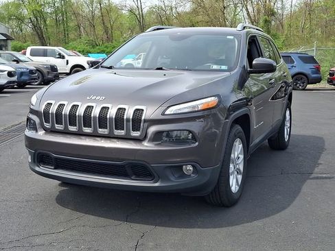 Used 2018 Jeep Cherokee Latitude Plus AWD/4WD image 5