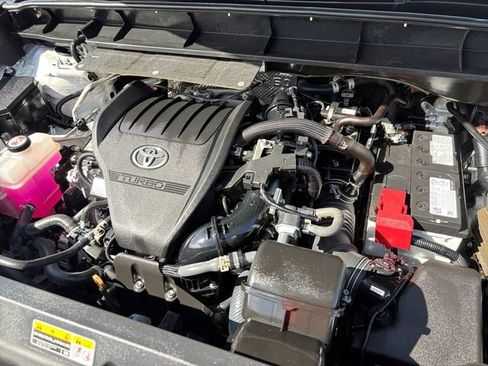 Used 2023 Toyota Highlander XLE AWD/4WD image 9