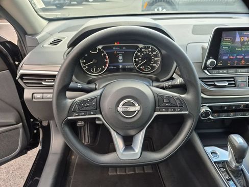Used 2025 Nissan Altima 2.5 SV FWD image 22