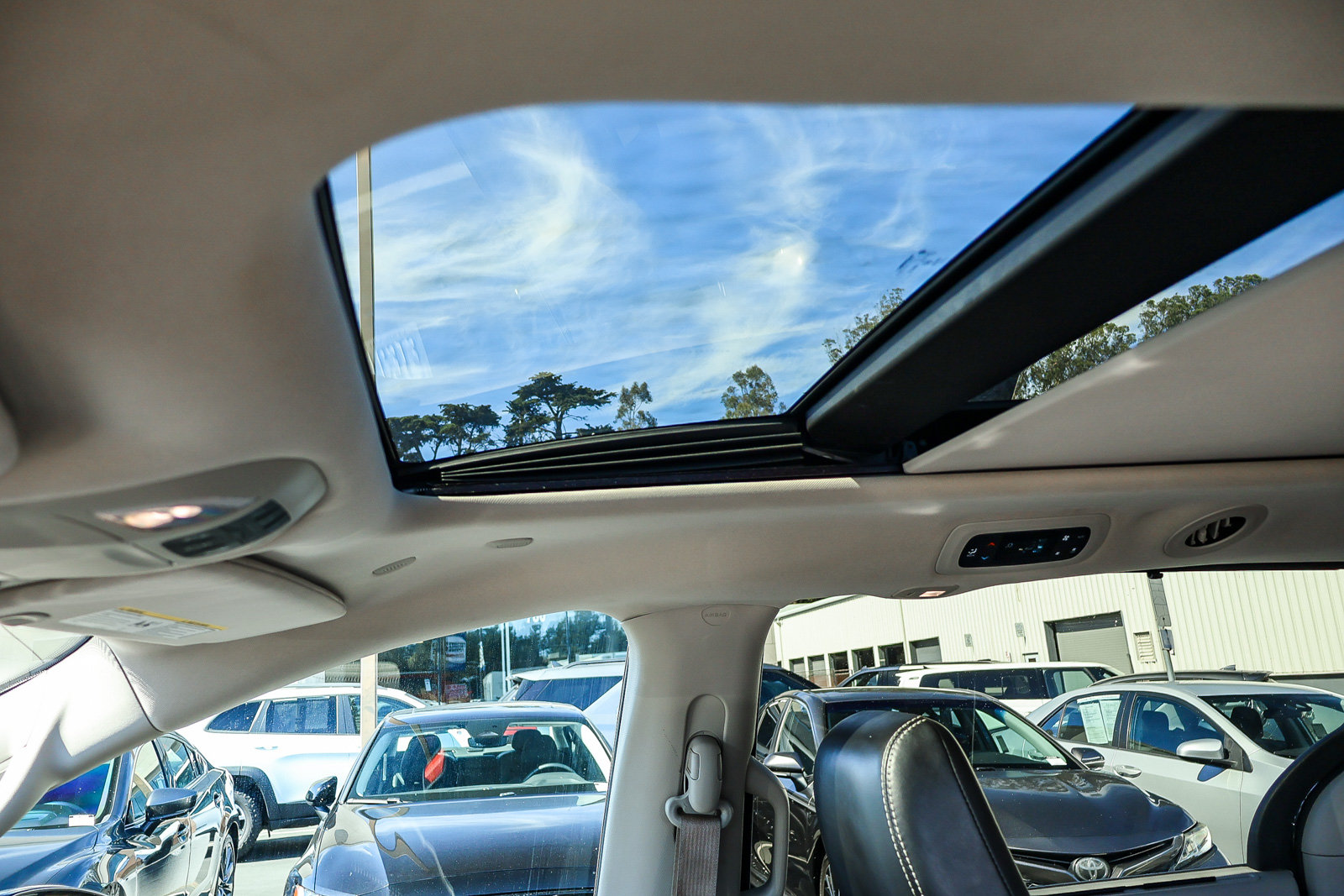 Used 2023 Chrysler Pacifica Limited FWD image 8