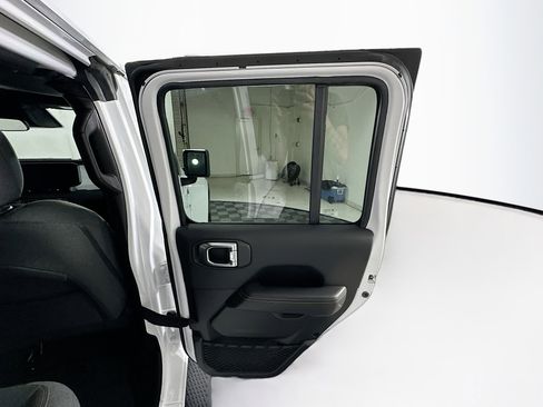 Used 2025 Jeep Wrangler Sahara image 28