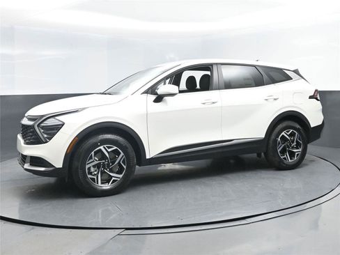 Used 2025 Kia Sportage LX image 3