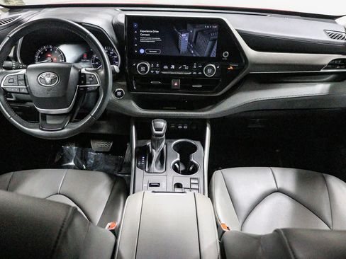 Used 2023 Toyota Highlander XLE FWD image 14