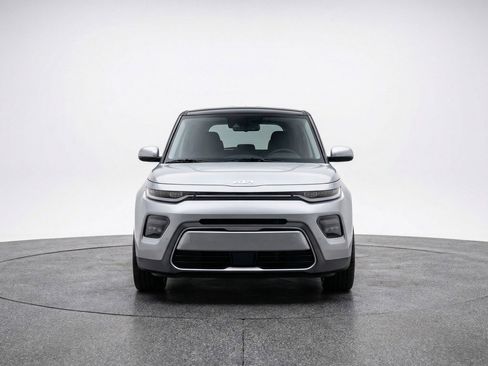 Used 2025 Kia Soul LX w/ LX Technology Package image 2