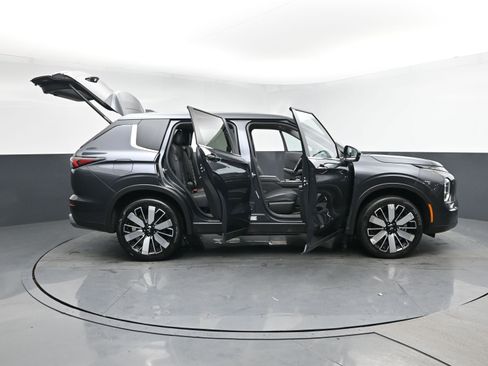 Used 2025 Mitsubishi Outlander AWD image 26