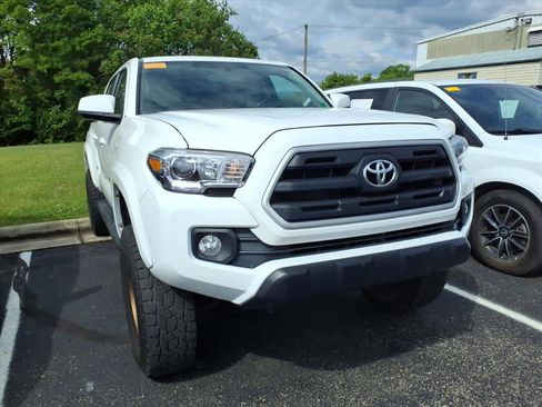 Used 2017 Toyota Tacoma SR5 w/ Tow Package AWD/4WD image 9