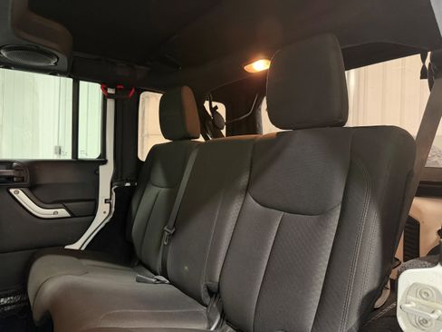 Used 2014 Jeep Wrangler Unlimited Sahara image 24