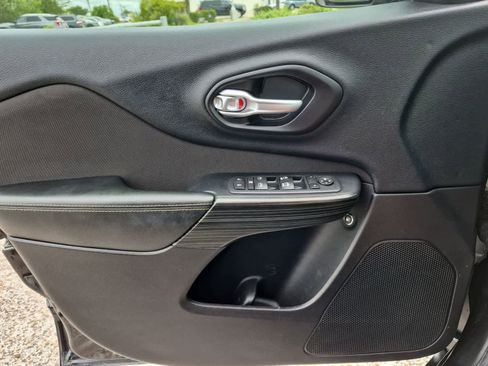 Used 2016 Jeep Cherokee Latitude FWD image 20
