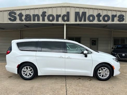 Used 2021 Chrysler Voyager Lxi image 1