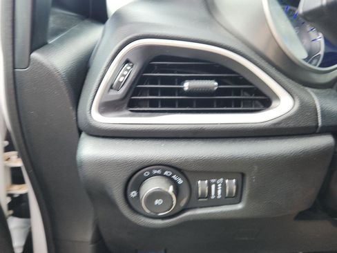 Used 2025 Chrysler Pacifica Select FWD image 23