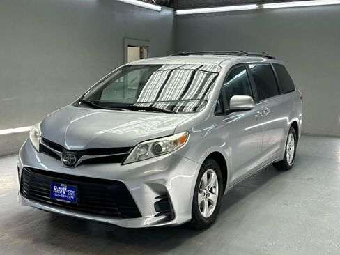 Used 2018 Toyota Sienna LE w/ Carpet Mat Package FWD image 3